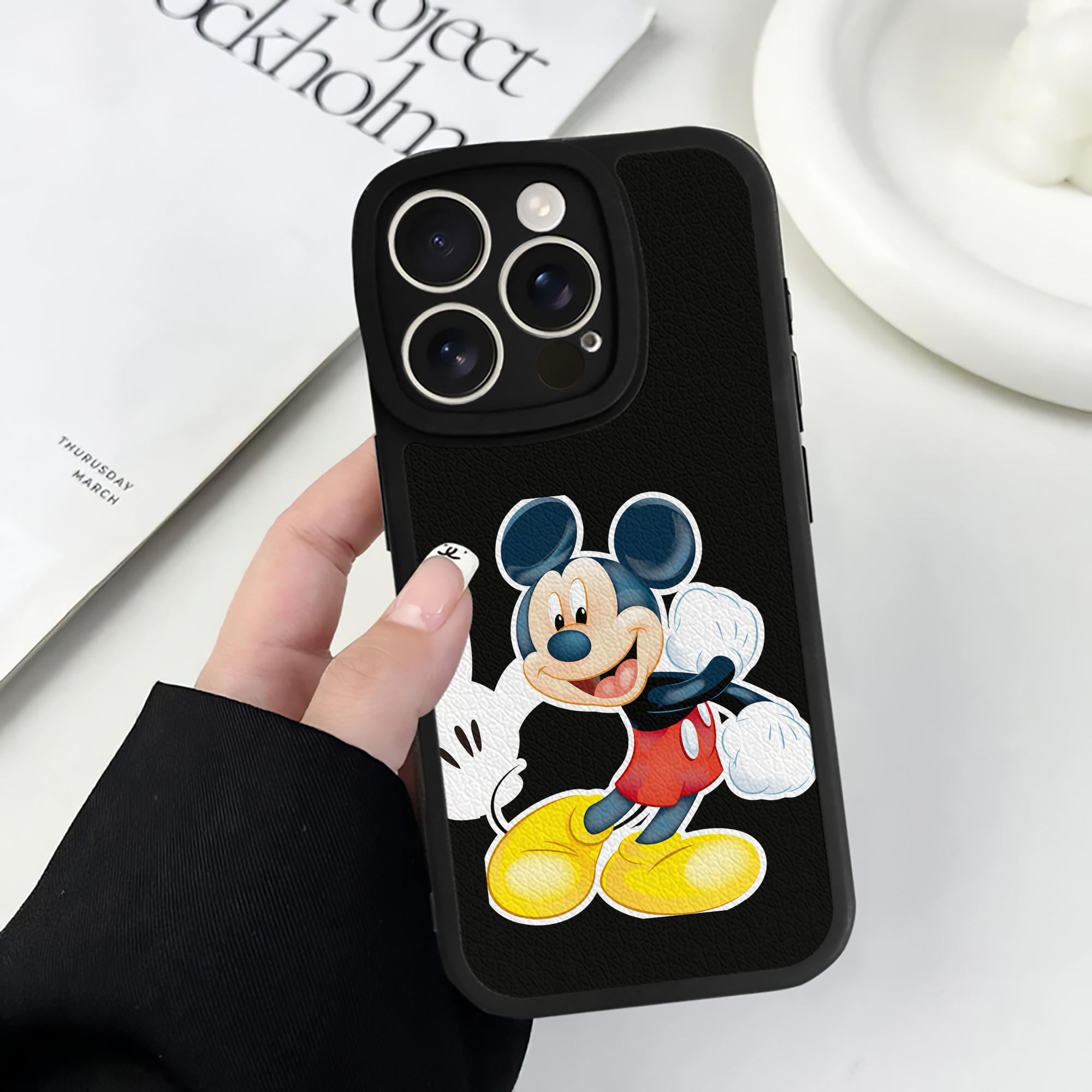 （画像用） ミッキーマウス Mickey Mouse 【iPhone 16シリーズ対応】シリコンスマホケース（レザー調） 材質：シリコン